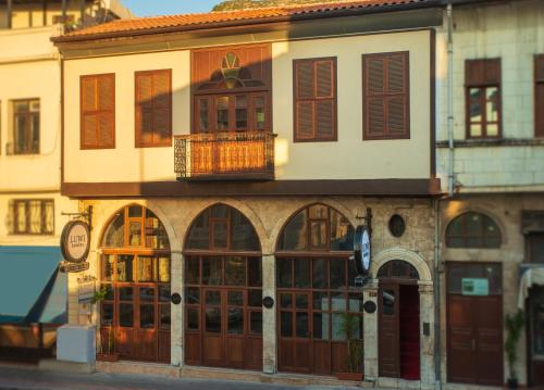 een gebouw met een balkon erboven bij LUWİ ANTAKYA BOUTİQUE HOTEL in Hatay