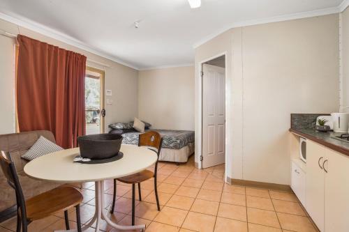 Una cocina o cocineta en AAOK Karratha Caravan Park