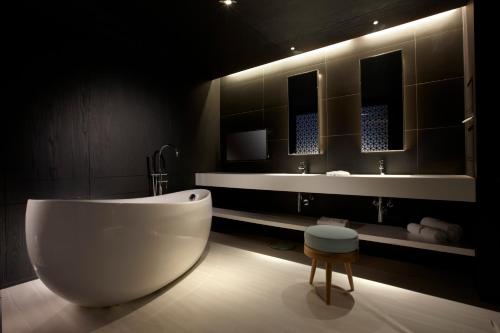 台南的住宿－台南老爺行旅，浴室配有大型白色浴缸和水槽