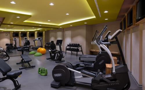 un gimnasio con cintas de correr y equipos de ejercicio en una habitación en Mercure Moscow Paveletskaya, en Moscú