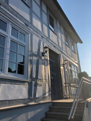 a building with a black door and a window at Gestorfer Kötnerhof Business und Landlust in Springe