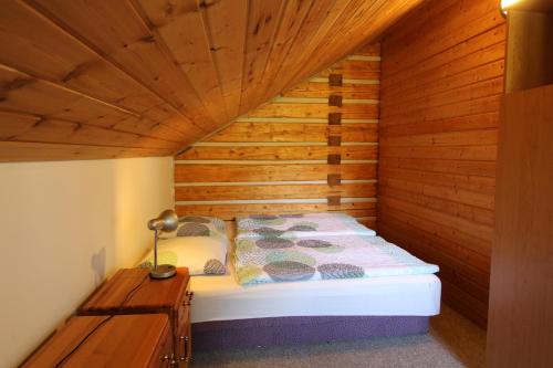 Un pat sau paturi într-o cameră la Penzion Skibikepec
