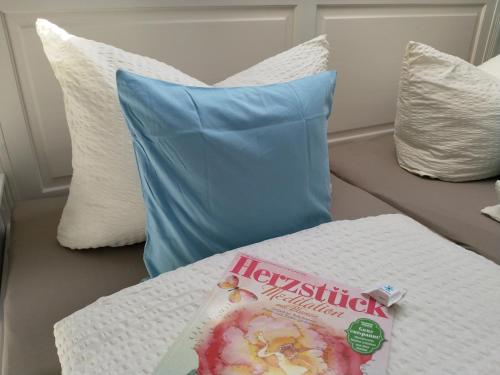 Una cama o camas en una habitación de Appartements Apfelblüte