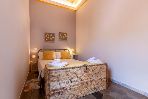een slaapkamer met een bed en een dakraam bij A casa di Ale e Lalla in Rome