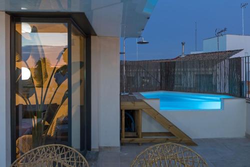 una piscina al lado de un edificio en Ohliving Alcazar, en Sevilla