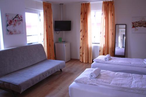 een woonkamer met 2 bedden en een bank bij Floriande Bed & Breakfast in Hoofddorp