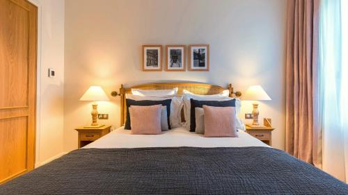 Un pat sau paturi într-o cameră la Appartements Chais Monnet