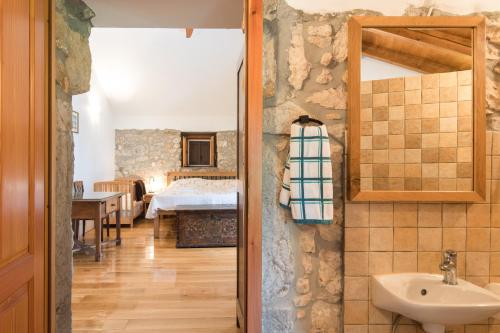 ein Badezimmer mit Waschbecken und ein Schlafzimmer in der Unterkunft Villa Nadia in Dobrinj