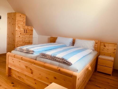 A bed or beds in a room at REnthouse - Ferienhaus am Weinberg