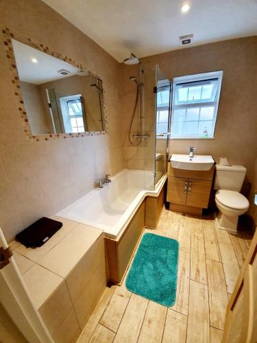 Ένα μπάνιο στο Beautiful 3 Bedroom House at the Sea Front - Amazing Location