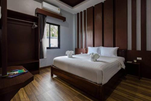 ein Schlafzimmer mit einem großen Bett mit weißer Bettwäsche in der Unterkunft KP Family Pool Villa Aonang Krabi in Ao Nang Beach
