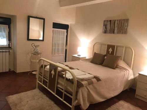 a bedroom with a white bed in a room at Casas da Estrela in Gouveia