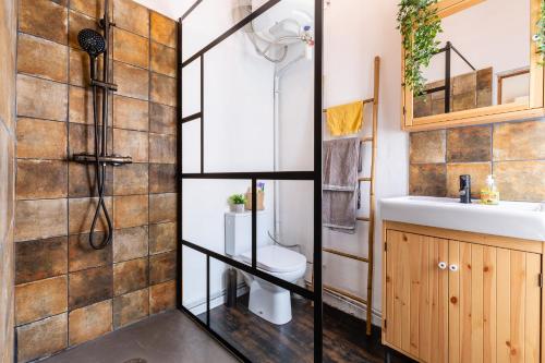 ein Badezimmer mit Dusche, Toilette und Waschbecken in der Unterkunft LE PANIER ENCHANTÉ - Suites & Loft - Terrasse et patio au dessus du Vieux Port in Marseille