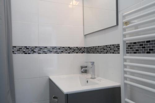 ディジョンにあるLE H APPART BERLIER - COSY & CLEANの白いバスルーム(シンク、鏡付)