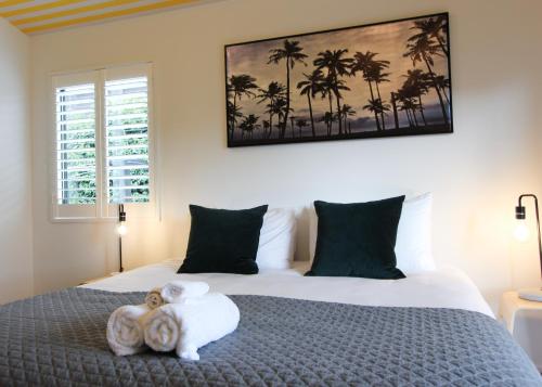 una camera d'albergo con un letto con asciugamani sopra di 33 - Location location, right amongst it a Wanaka