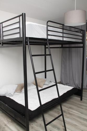 Katil atau katil-katil dalam bilik di Studio 35m2 dans joli village proche mer