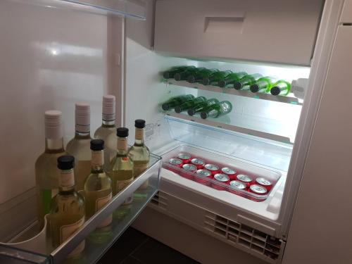 een open koelkast gevuld met veel flessen wijn bij Grosses Apartement 2 Schlafzimmer am Bodensee in Arbon