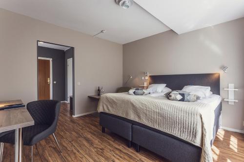 a bedroom with a bed and a table and chairs at Best Western Hotel Varnamo in Värnamo