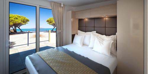 Posteľ alebo postele v izbe v ubytovaní Victoria Mobilehome in Istra Premium Camping Resort