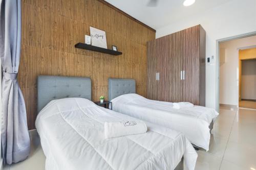 2 bedden in een hotelkamer met witte lakens bij Seasons Luxury Apartment By Jk Home in Johor Bahru