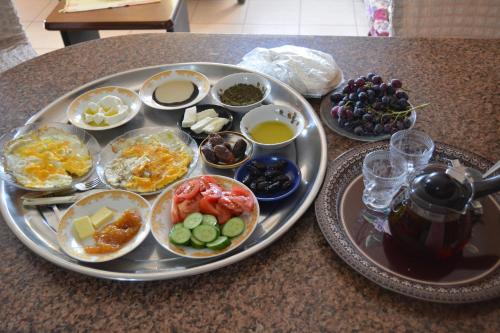 Our Villa's Private Apartments - HQ Budget Stay - Wonderful horizon view of Jerash في جرش: صينية طعام فوق طاولة