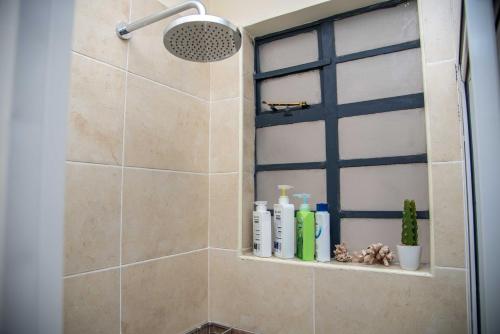 Et badeværelse på Westlands place 1 bedroom - Safari House, Sherry Homes