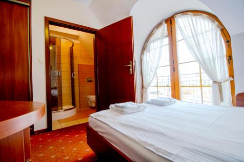 Ένα ή περισσότερα κρεβάτια σε δωμάτιο στο Hotel Stary Młyn