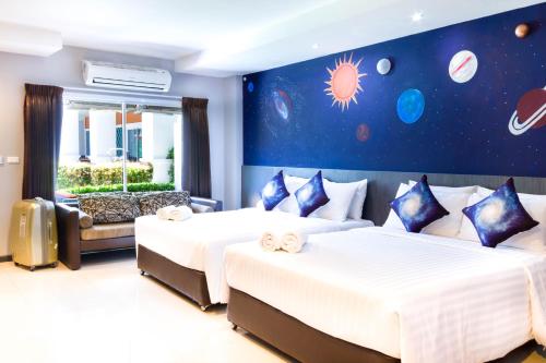 Säng eller sängar i ett rum på FX Hotel Pattaya