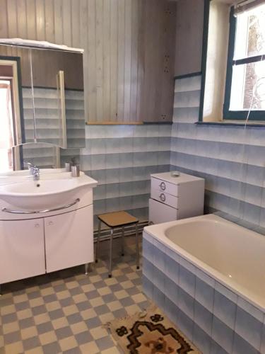y baño con bañera, lavamanos y bañera. en Gîte, en Montagny-sur-Grosne