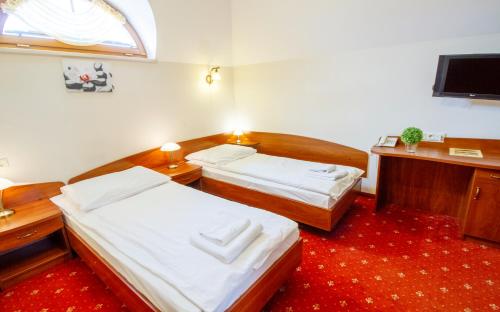 Ένα ή περισσότερα κρεβάτια σε δωμάτιο στο Hotel Stary Młyn