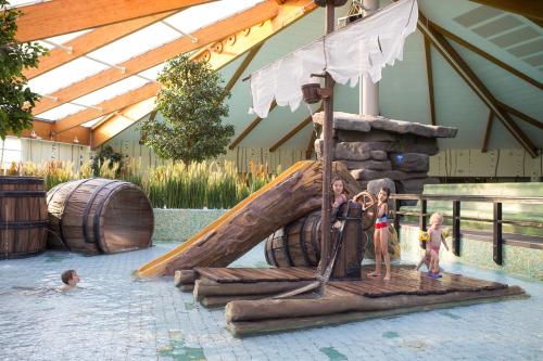 a group of children playing in a water park at Spreewelten Hotel in Lübbenau