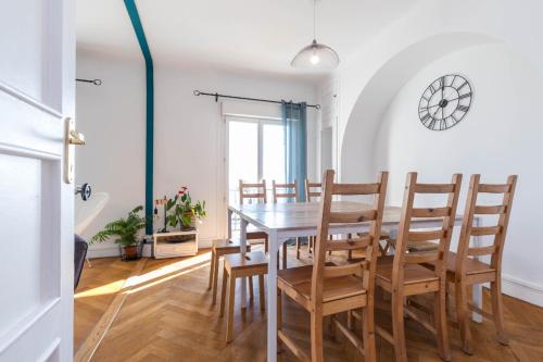 une salle à manger avec une table et des chaises dans l'établissement 6 bedrooms seaview house, Old Town, à Nice