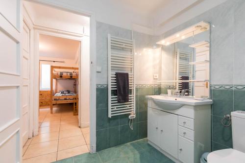une salle de bain avec un lavabo et un miroir dans l'établissement 6 bedrooms seaview house, Old Town, à Nice