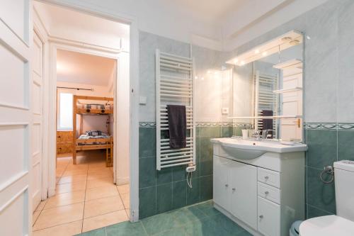 La salle de bains est pourvue d'un lavabo et d'un miroir. dans l'établissement 6 bedrooms seaview house, Old Town, à Nice