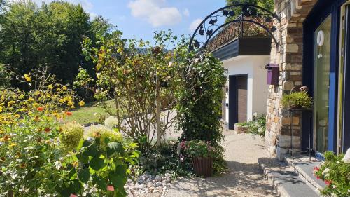 a garden in front of a house with flowers at Gästehaus Marlies Keutschach am See in Keutschach am See