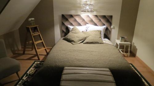 Säng eller sängar i ett rum på maison du Hérisson