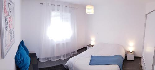 um quarto de hospital com uma cama e uma janela em Bienvenue à Bordeaux! Parking Pétanque Wi Fi em Beychac-et-Caillau