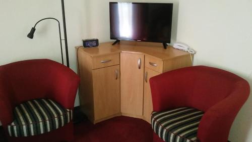 A television and/or entertainment centre at Siesta Club Hotel