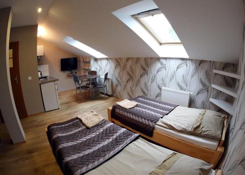 ラチブシュにあるSokółの屋根裏部屋のベッド2台