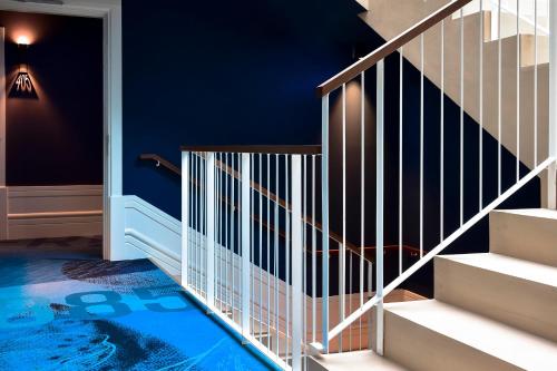 リスボンにあるMy Story Hotel Figueiraの青い壁の階段、スイミングプール