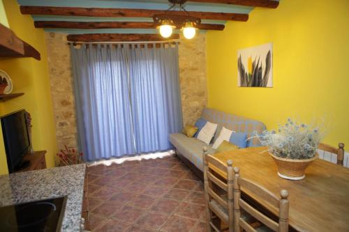 ein Wohnzimmer mit einem Sofa und einem Tisch in der Unterkunft Balcón De Ares in Ares del Maestre