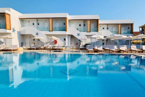 uma grande piscina em frente a um hotel em Aelius Hotel and Spa em Gouves