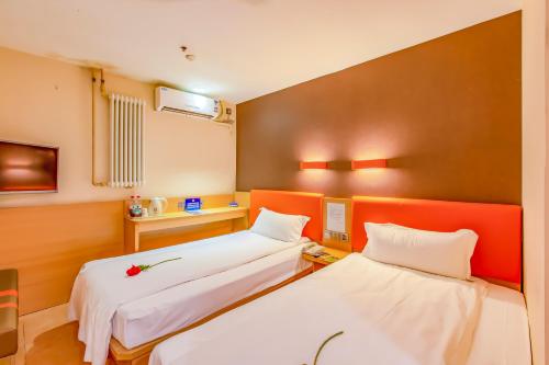 Ένα ή περισσότερα κρεβάτια σε δωμάτιο στο 7Days Premium Beijing Wangjing