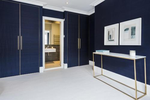 une salle de bain avec des murs bleu marine et une console dans l'établissement A Home on Northcote, à Londres
