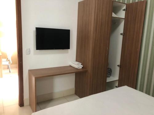 Uma TV ou centro de entretenimento em Hotel Encontro das Águas