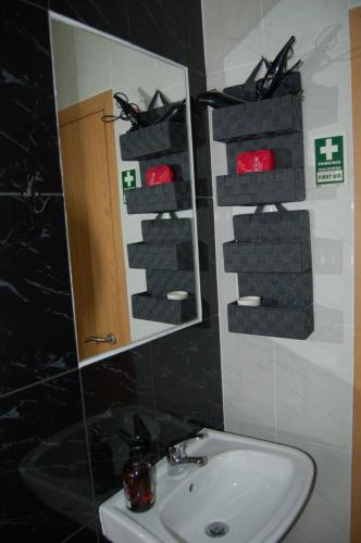 un bagno con lavandino e specchio di Casa das 4 estações a Castelo Branco