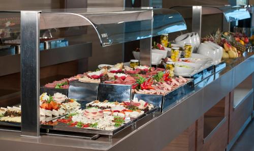 ein Buffet mit vielen verschiedenen Speisen in der Unterkunft Cevahir Hotel Istanbul Asia in Istanbul