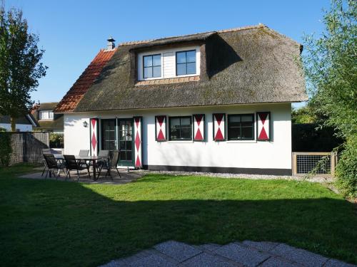a white house with red and white crosses on the windows at Buitenplaats Villa Deluxe in Callantsoog