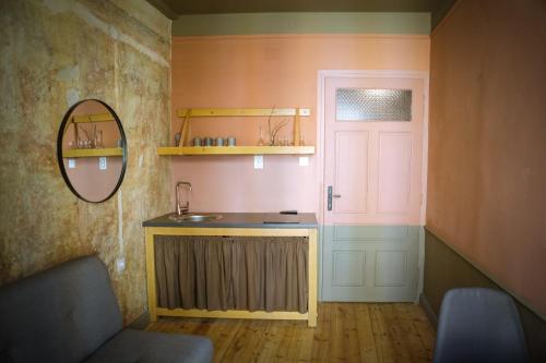baño con lavabo, espejo y puerta en Beautiful best location apartment Red Mouse, en Plovdiv