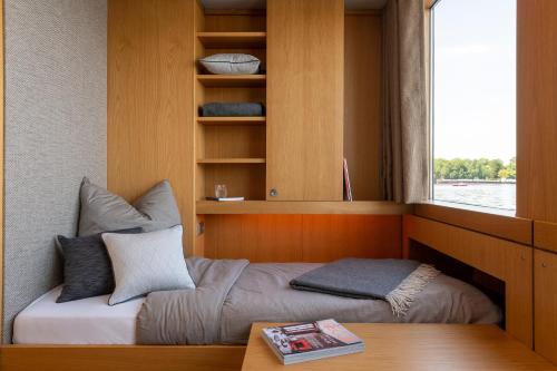 Cette petite chambre comprend un lit et une fenêtre. dans l'établissement GRACE Suite mit zwei Schlafzimmern, à Berlin